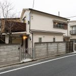 既存建物の外装はすべて再塗装し門扉やバルコニーを新設した