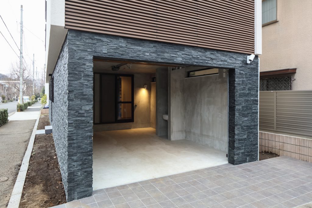 自動車と趣味のバイクを収納できるビルトインガレージ