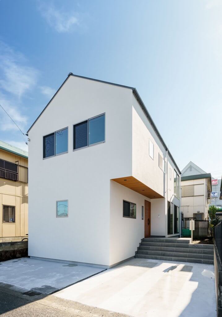 ホワイトを基調としたシンプルなデザインで、長く住める家に。高低差を活用したアプローチがアクセント