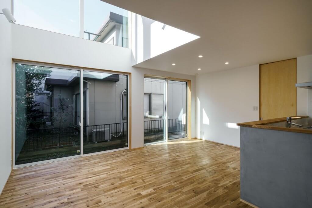 LDKは自由に家具をレイアウトできる無柱空間を実現。家族の様子が感じられ、元気なお子様も安心