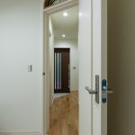 玄関から真っ直ぐ進み洗面室に入るドア上部にはステンドグラスが入る