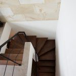 玄関ホールから木製階段で2階LDKに上がる