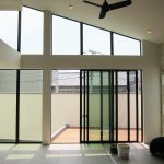 2階のLDKには壁で囲まれた屋外テラスを配置