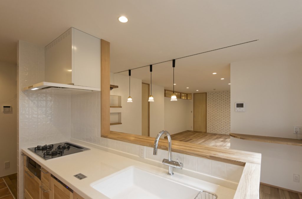 キッチンからリビングダイニングを見る