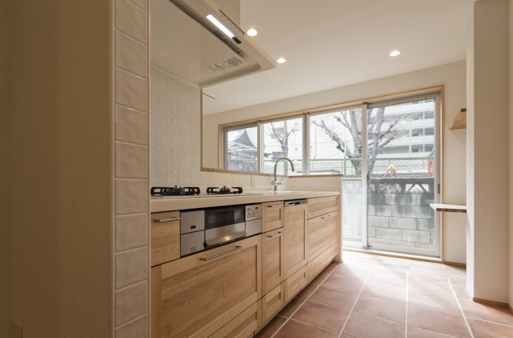 自然光が入るキッチンとタイルの床