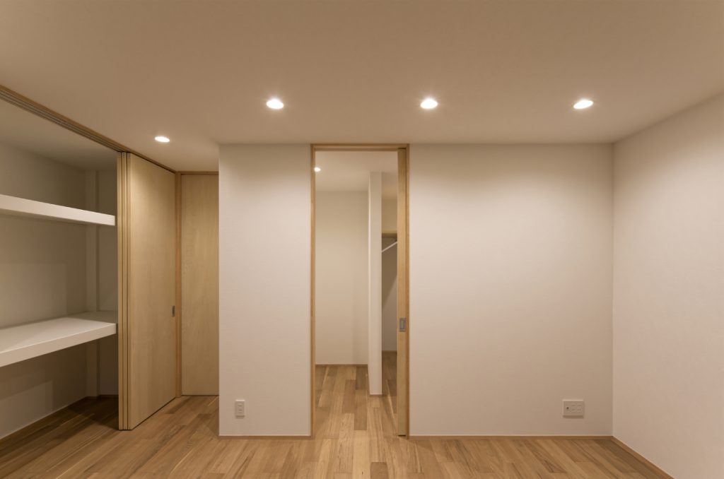 ウォークインクローゼットを備えた寝室