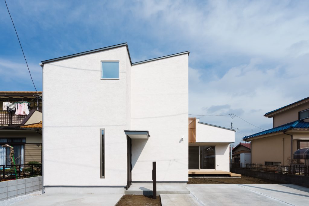 片流れの屋根をかけて北側の高さ制限を満たしつつシンプルな外観としています。