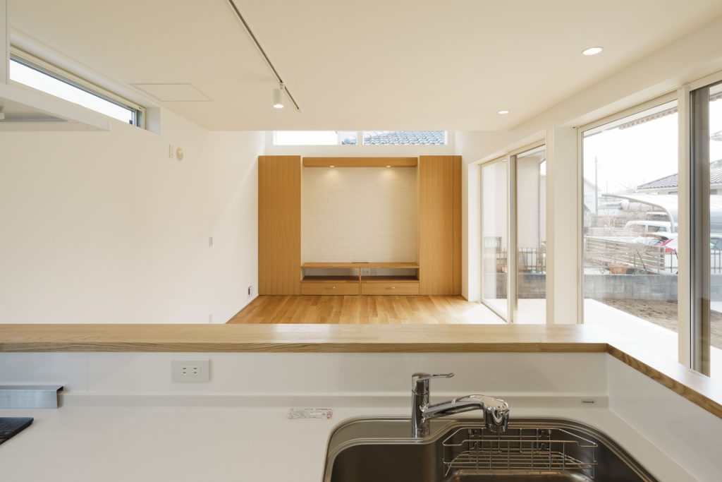 キッチンに立つと南側の大開口で明るいLDK全体を見ることが出来ます。