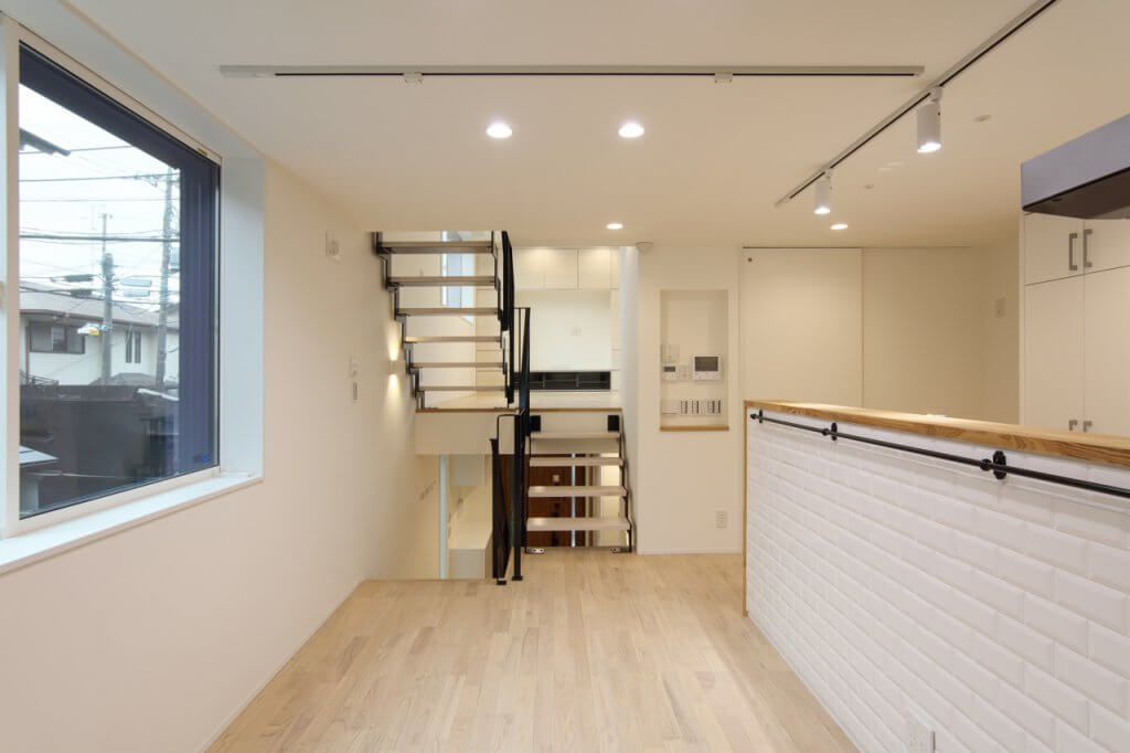 少し視線を動かせば家族の様子が感じられるスキップフロア+スケルトン階段