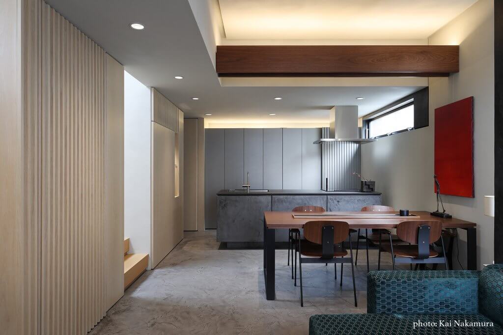 グレーで統一したキッチン。やや抑えた天井高が毎日の落ち着いた食事にぴったり